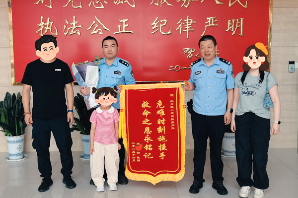 六岁女童吃糖被卡，危机时刻，他出现了！