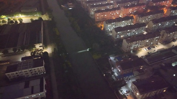 对岸一束光，暗夜照亮救命“坐标”